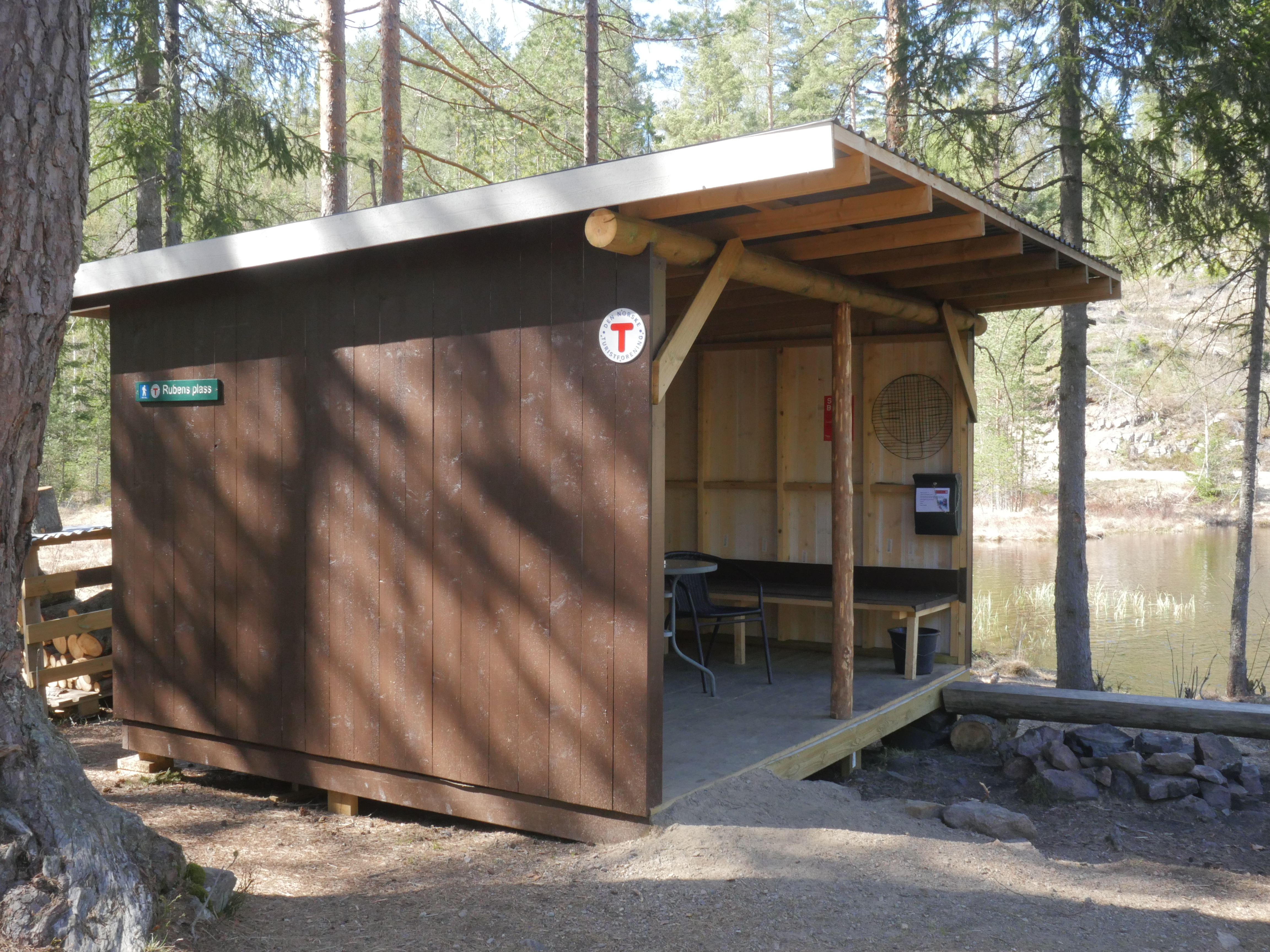 Gapahuken er oppført på dugnad med støtte fra turistforeningen. (Foto: Rune Myrland)